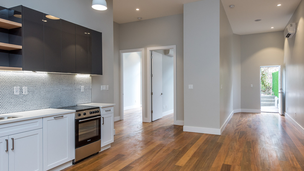 228 Kingsland Ave - Photo 0