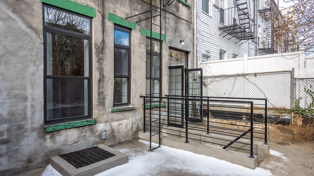 228 Kingsland Ave - Photo 1