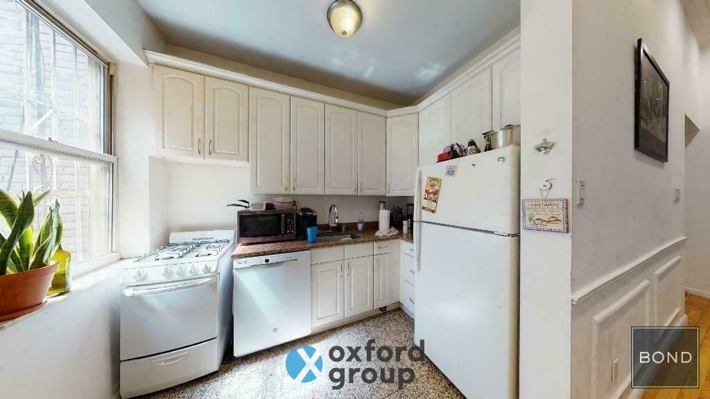 East 39th Street - Photo 2