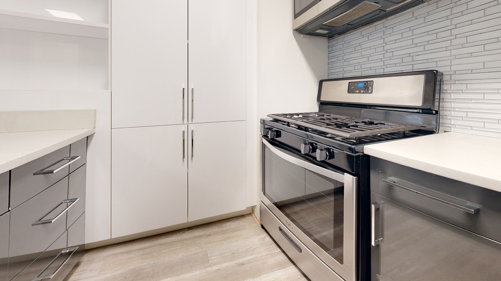 10 Hanover Square - Photo 1