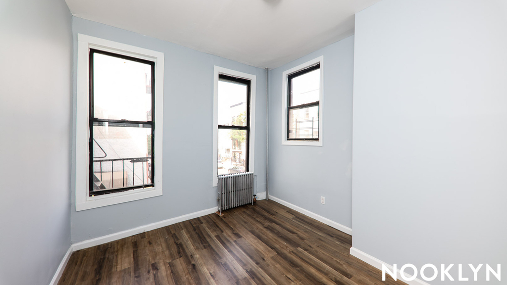 291 Evergreen Ave - Photo 0