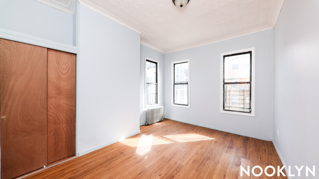291 Evergreen Ave - Photo 2
