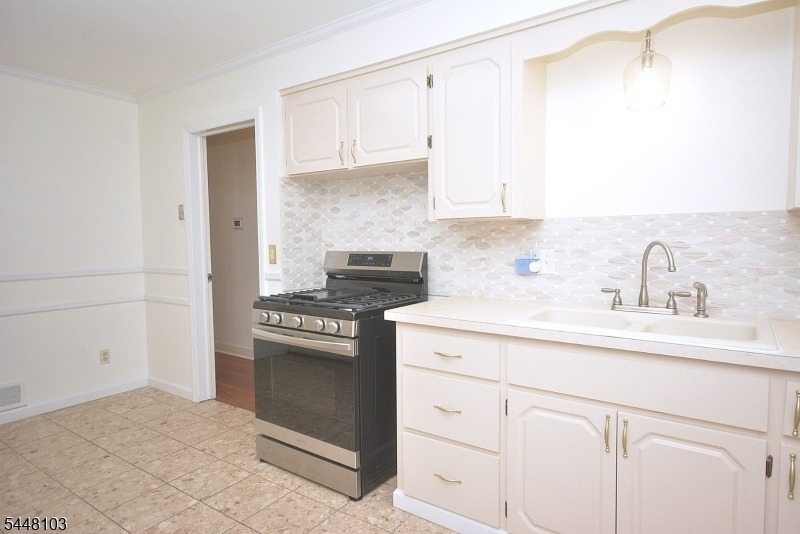 765 W 7th St - Photo 4