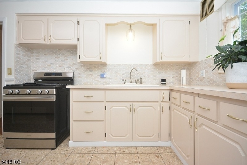 765 W 7th St - Photo 3