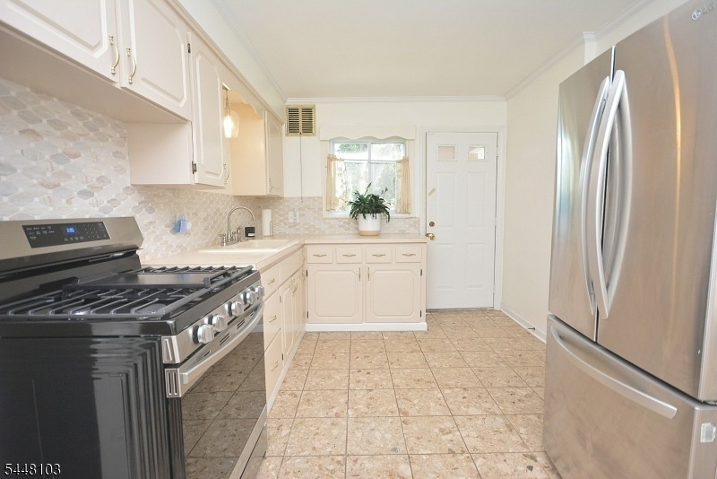 765 W 7th St - Photo 2