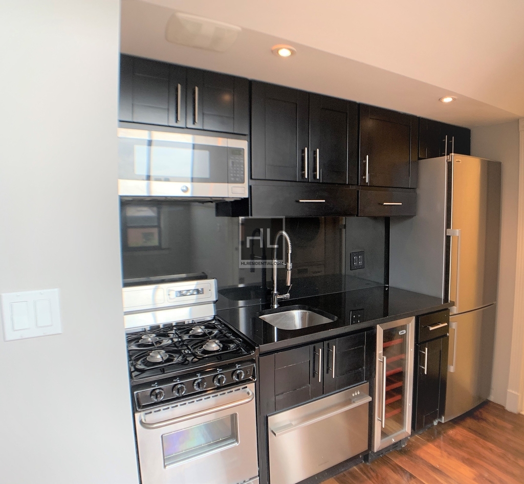 West 14th Street - Photo 4