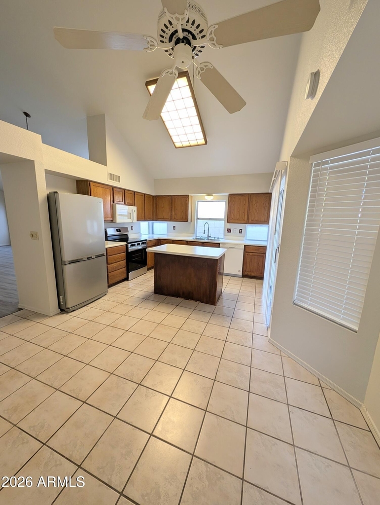 2325 E Lakecrest Drive - Photo 5