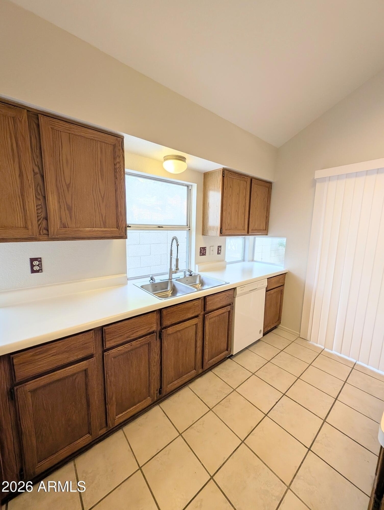 2325 E Lakecrest Drive - Photo 6