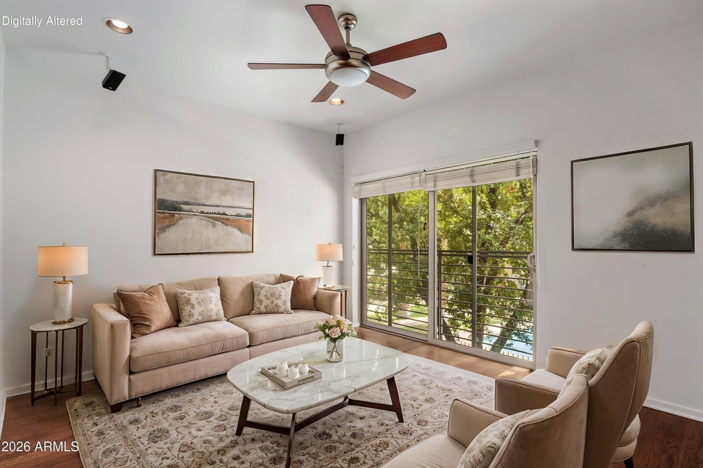 525 W Lakeside Drive - Photo 0