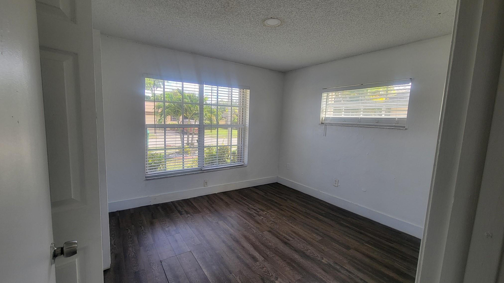9520 W Daffodil Lane - Photo 4