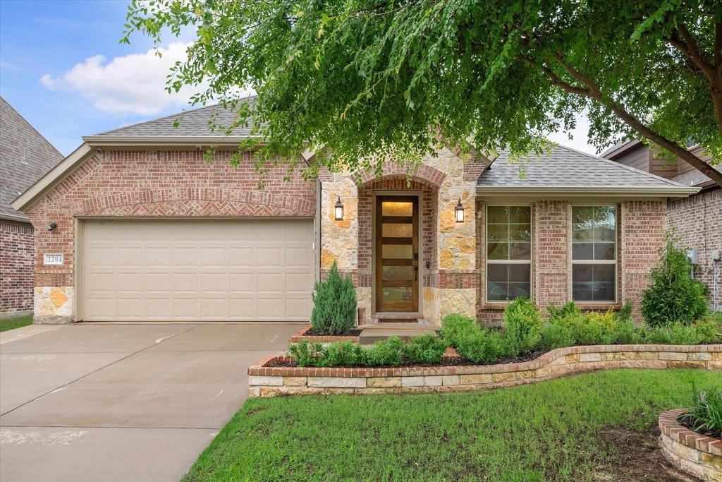 2204 Saratoga Drive - Photo 0