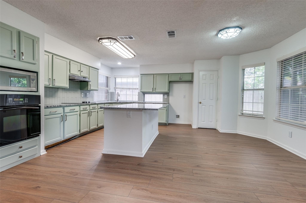 562 Mercer Street - Photo 7