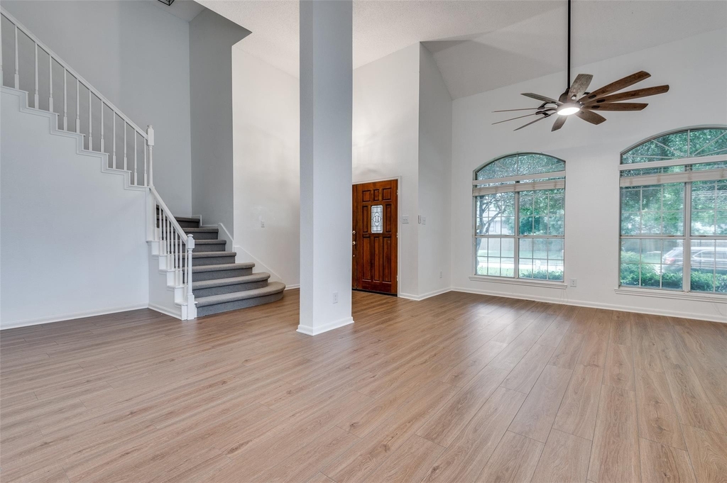 562 Mercer Street - Photo 3