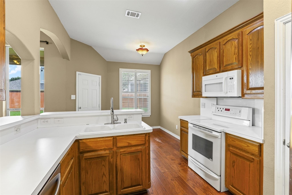 1612 Twin Oaks Drive - Photo 11
