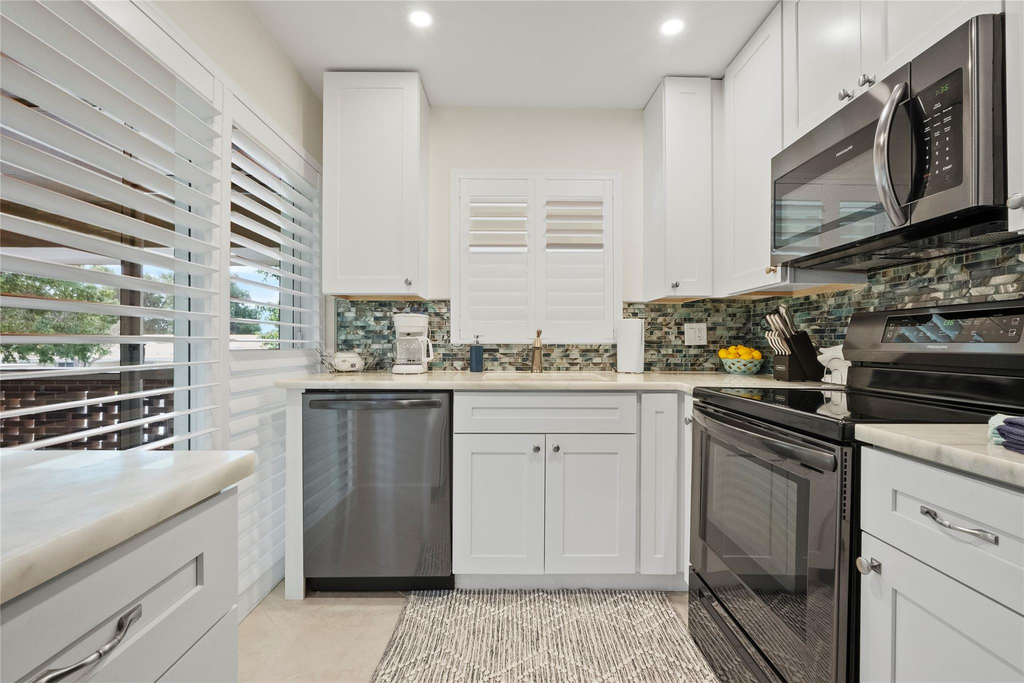 1340 Ne 28th Avenue - Photo 4