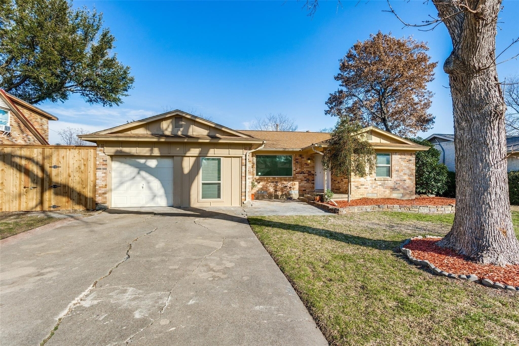 1606 W Shore Drive - Photo 0