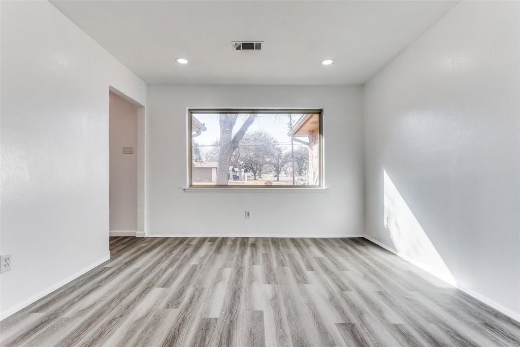 1606 W Shore Drive - Photo 2