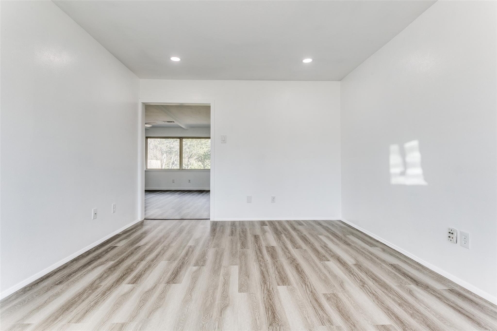 1606 W Shore Drive - Photo 4