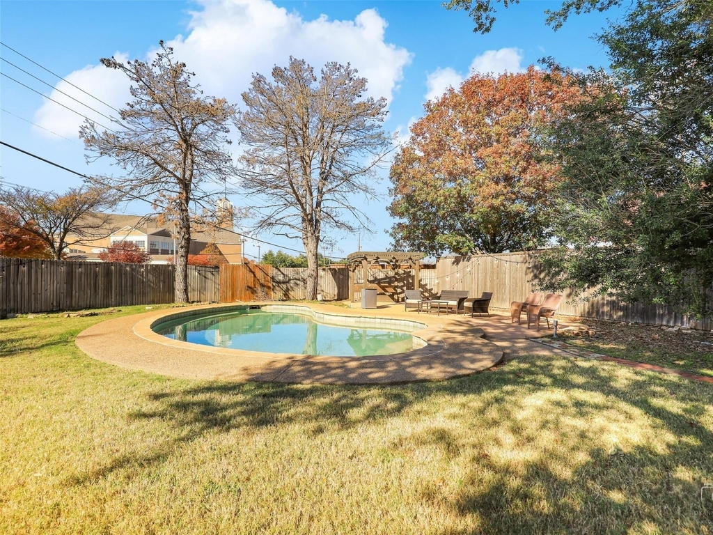 3913 Knob Hill Drive - Photo 5