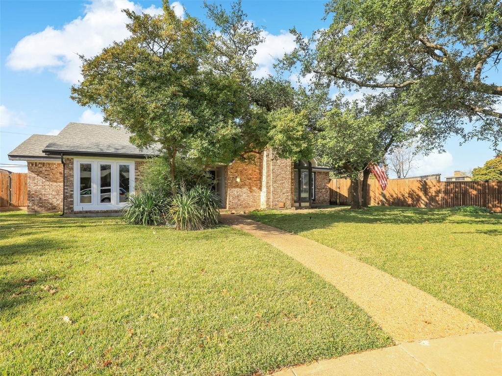 3913 Knob Hill Drive - Photo 2