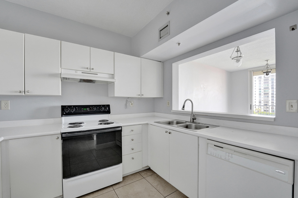 3020 Ne 32nd Avenue - Photo 8