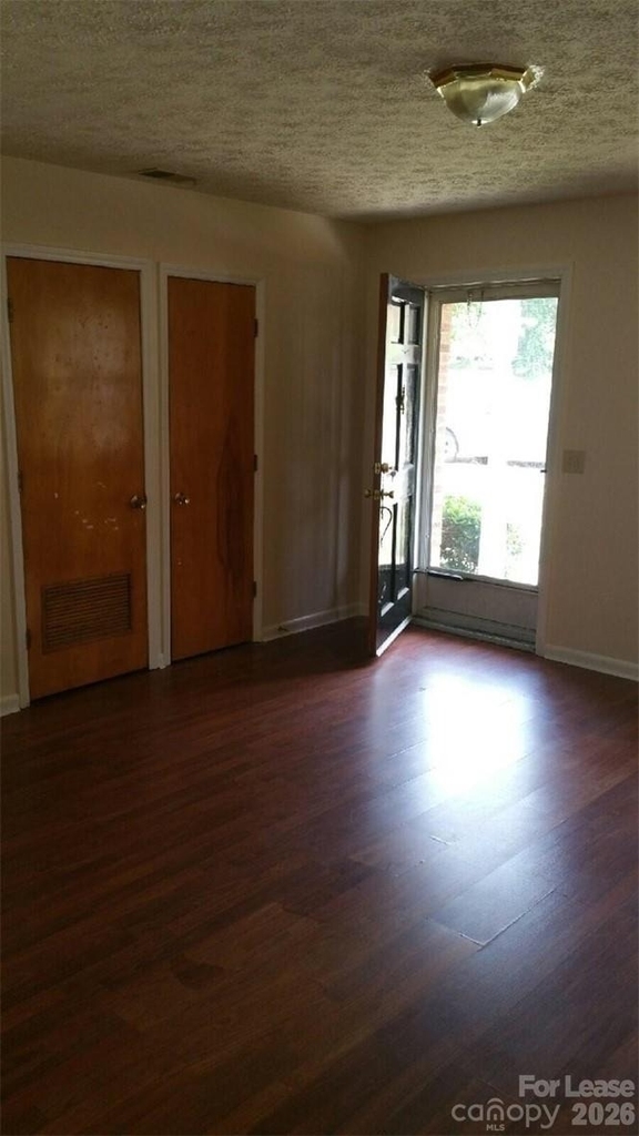 505 Warren Street W - Photo 3