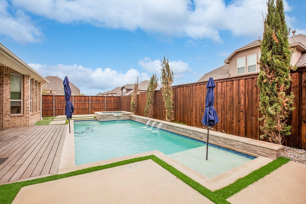 1614 Thoroughbred Lane - Photo 2