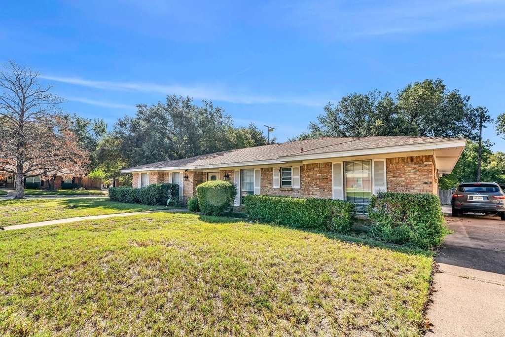 1400 Moss Rose Circle - Photo 2