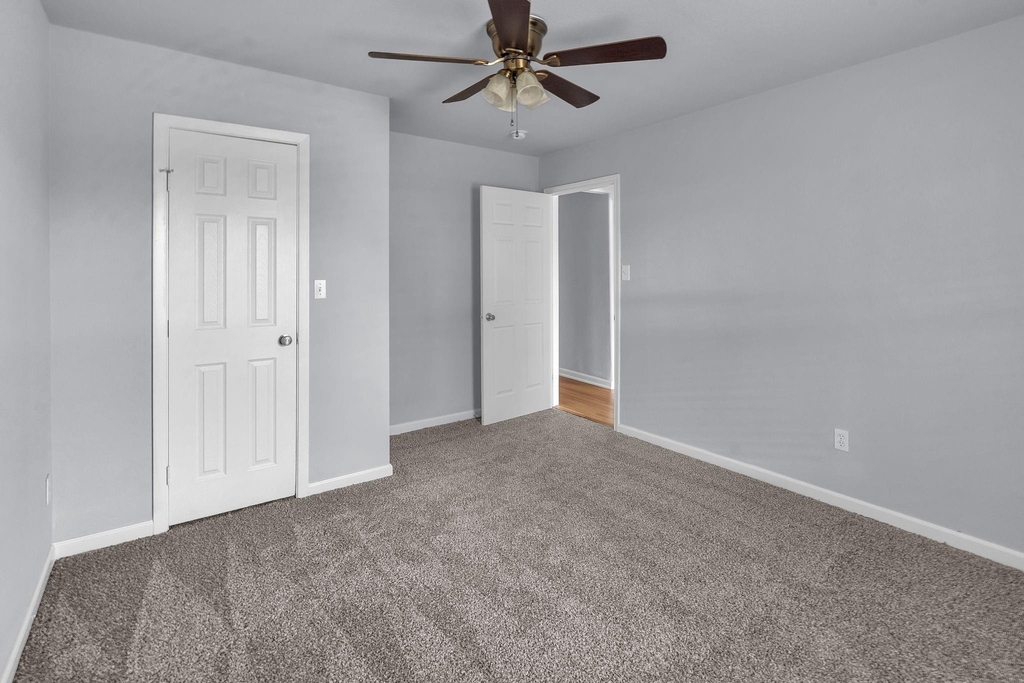 2933 S Hills Avenue - Photo 12