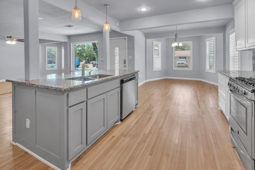 2933 S Hills Avenue - Photo 3