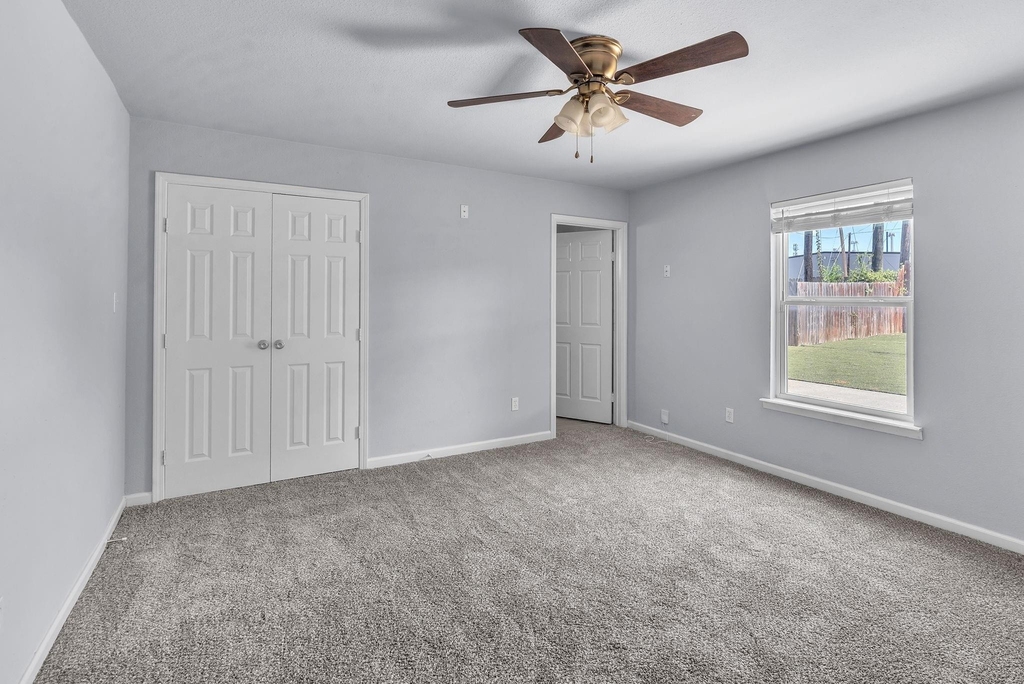 2933 S Hills Avenue - Photo 10