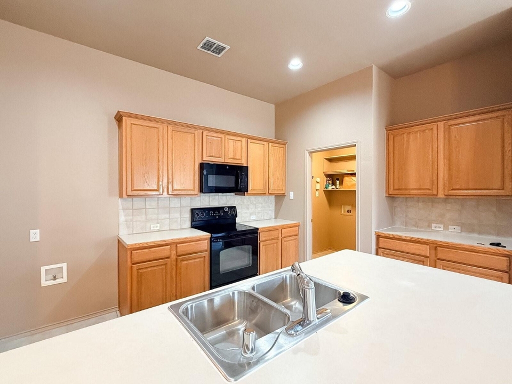 633 Canoe Way - Photo 9