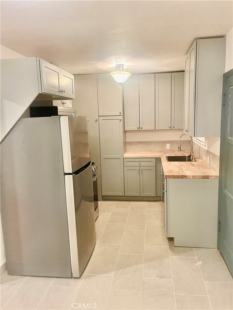 5758 Vineland Avenue - Photo 2