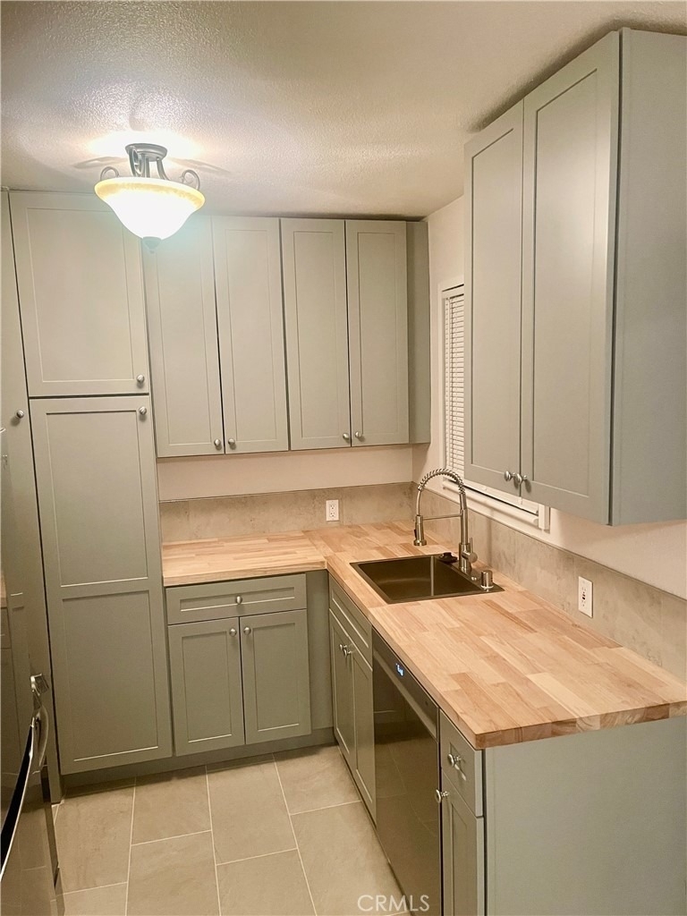 5758 Vineland Avenue - Photo 0