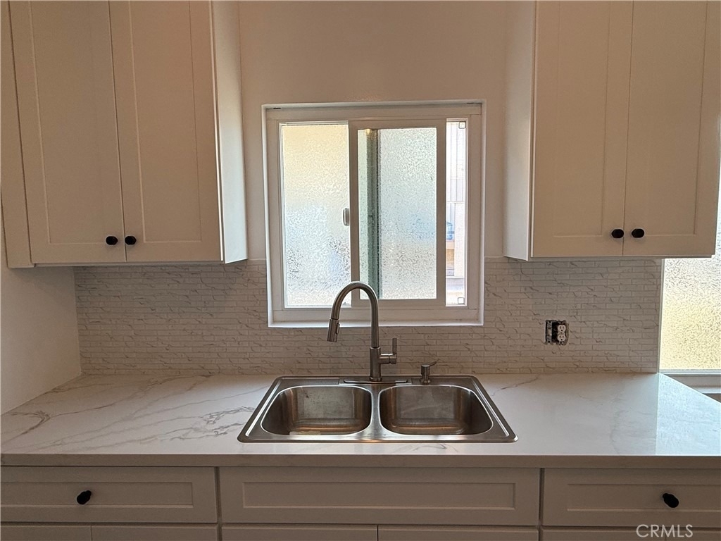 1023 W 19th Street - Photo 6