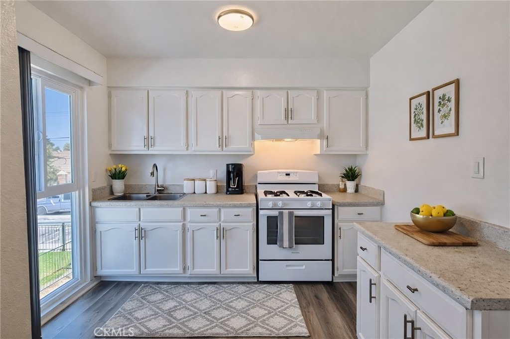 815 N Rose - Photo 2