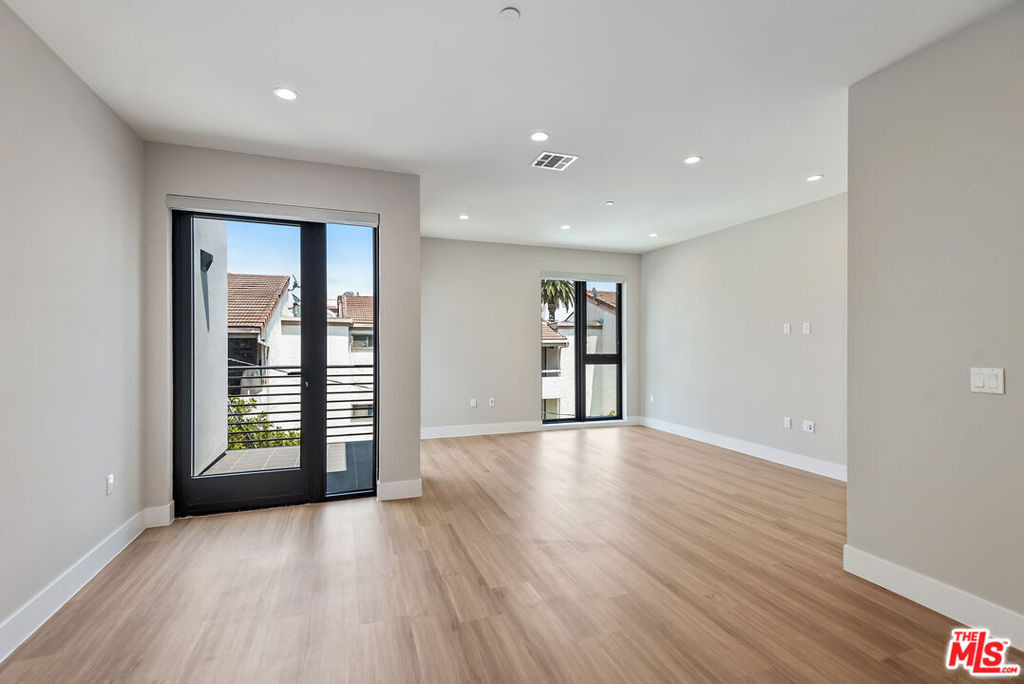 1906 Overland Avenue - Photo 2