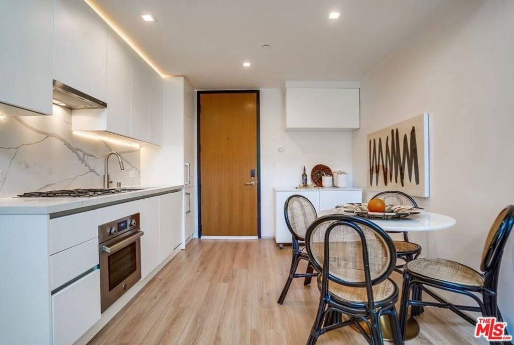 105 S Fairfax Avenue - Photo 4