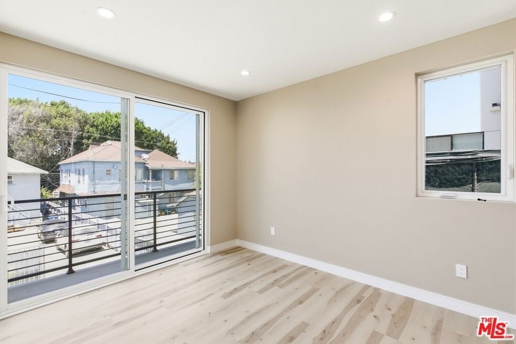 227 N Burlington Avenue - Photo 7
