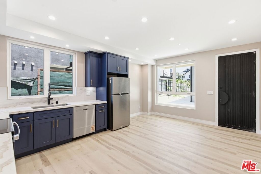 227 N Burlington Avenue - Photo 3