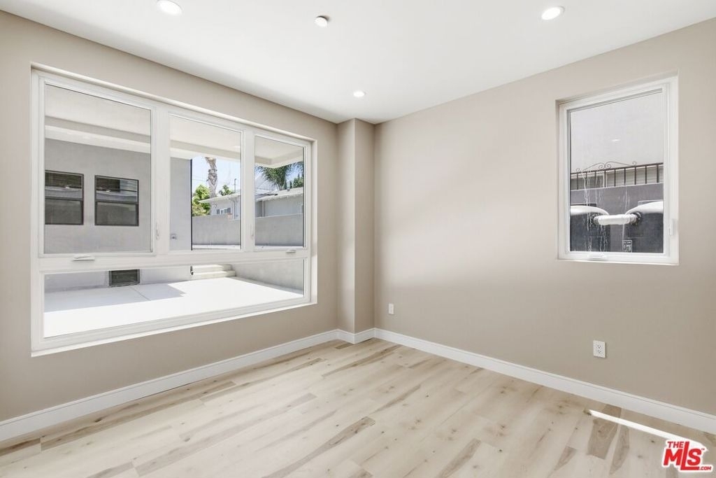 227 N Burlington Avenue - Photo 19