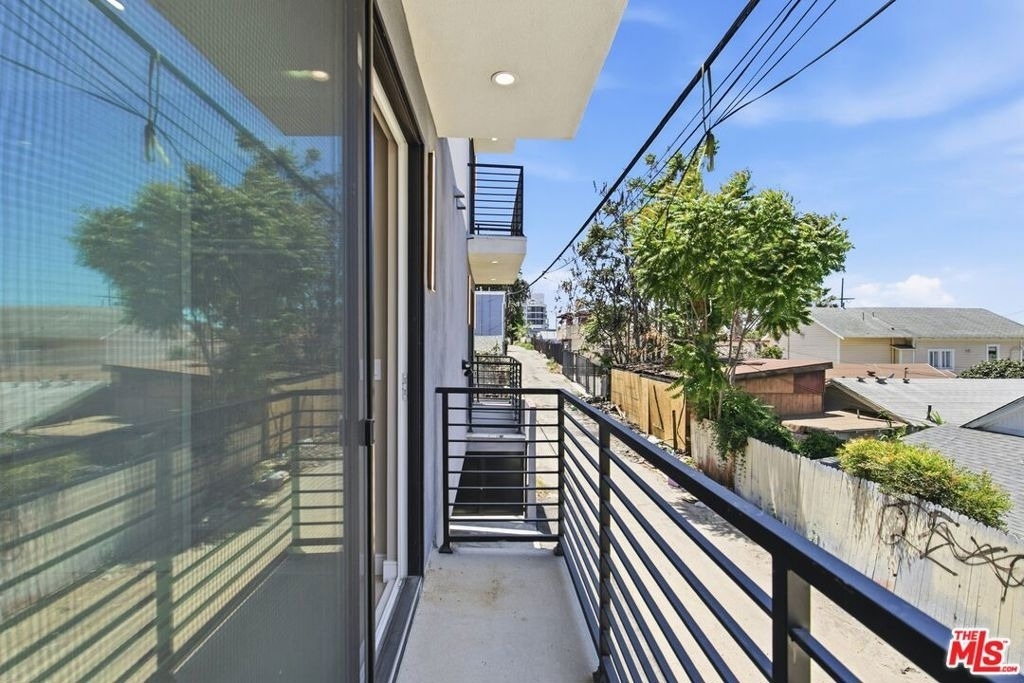 227 N Burlington Avenue - Photo 9