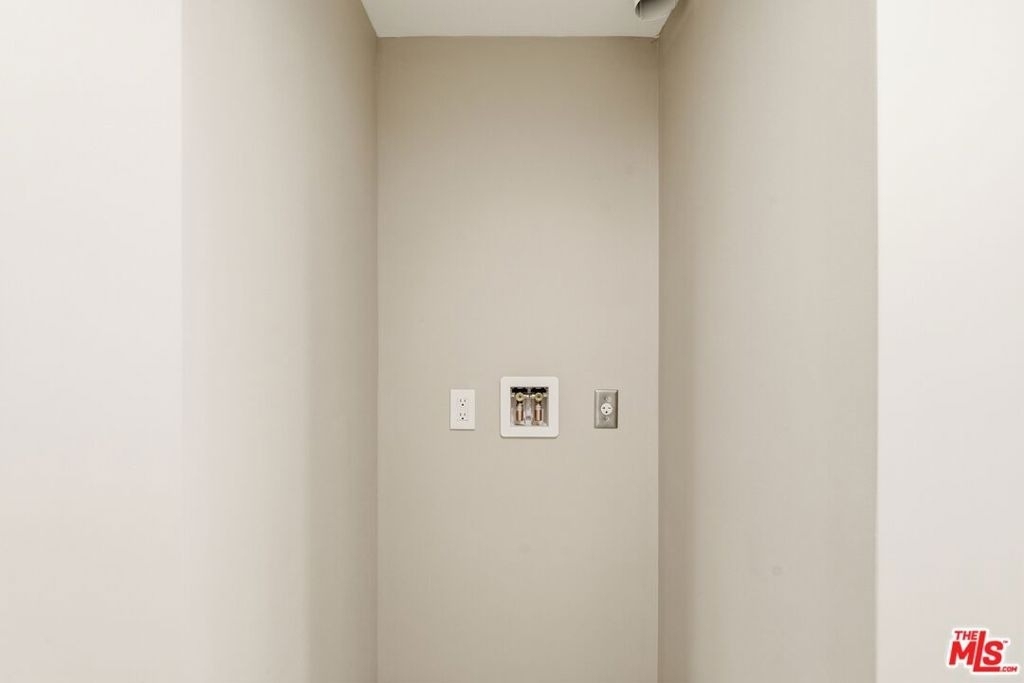 227 N Burlington Avenue - Photo 22