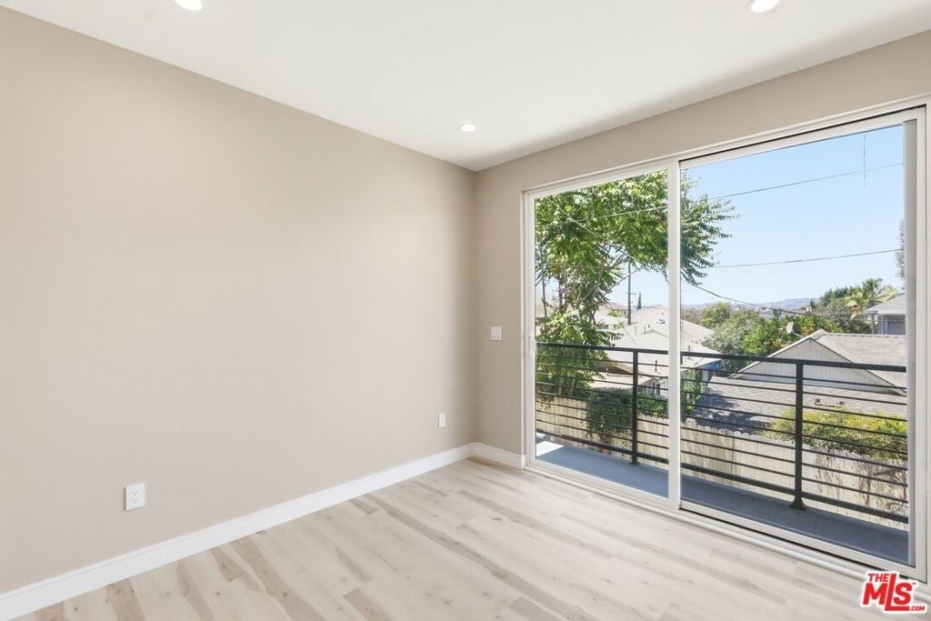 227 N Burlington Avenue - Photo 13