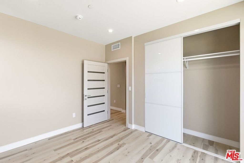 227 N Burlington Avenue - Photo 12