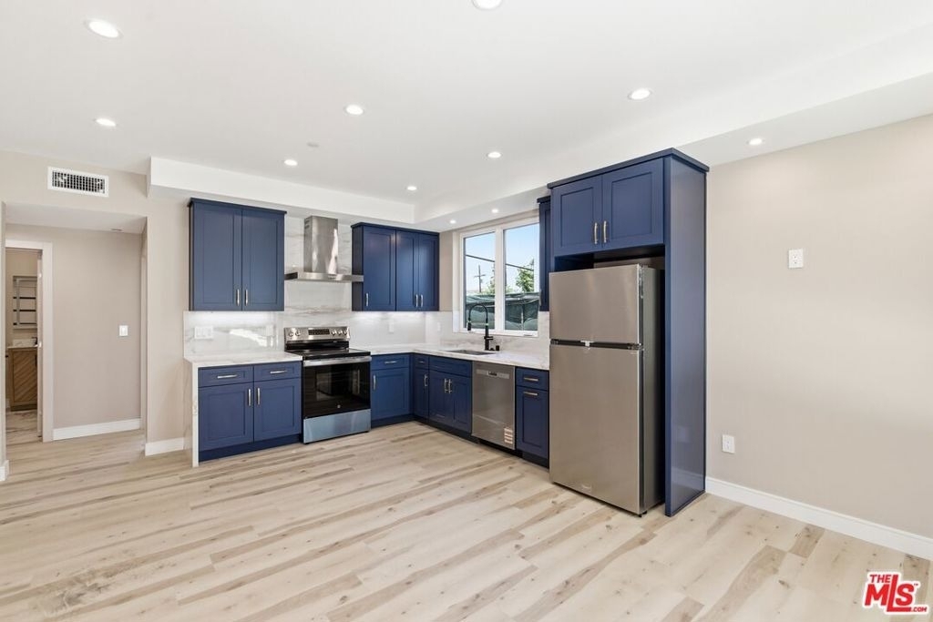 227 N Burlington Avenue - Photo 2