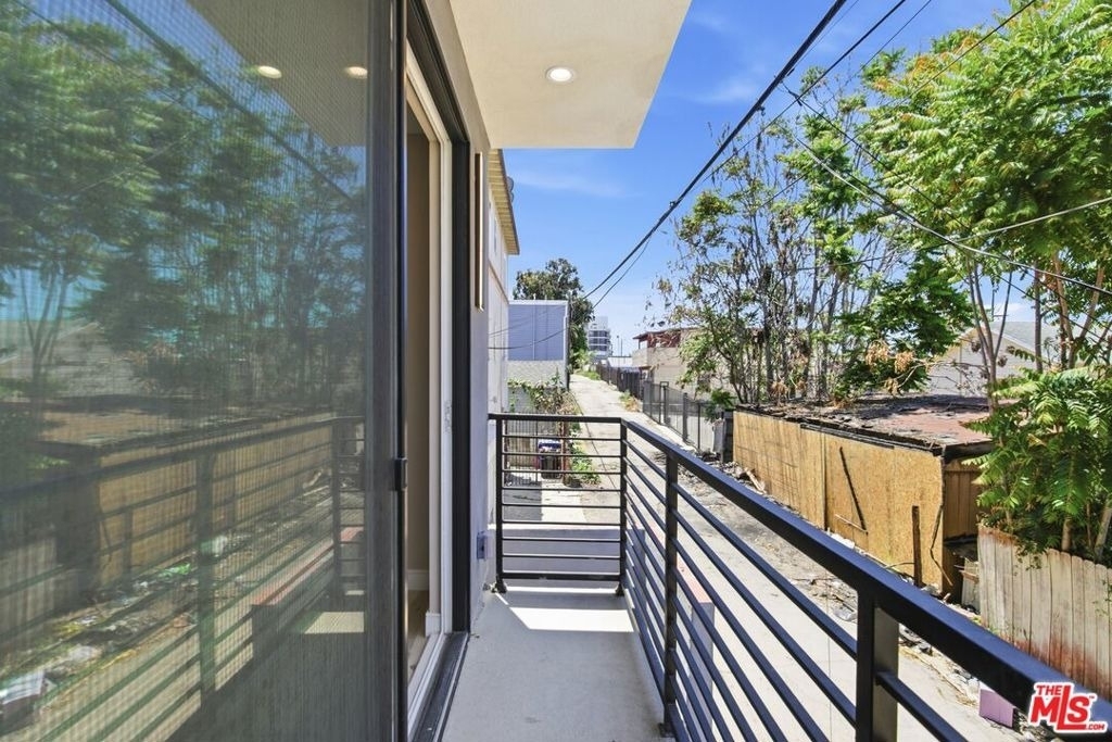 227 N Burlington Avenue - Photo 17