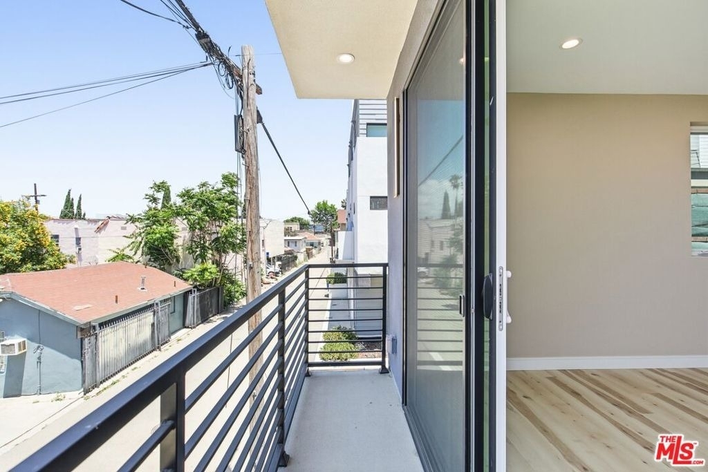227 N Burlington Avenue - Photo 8