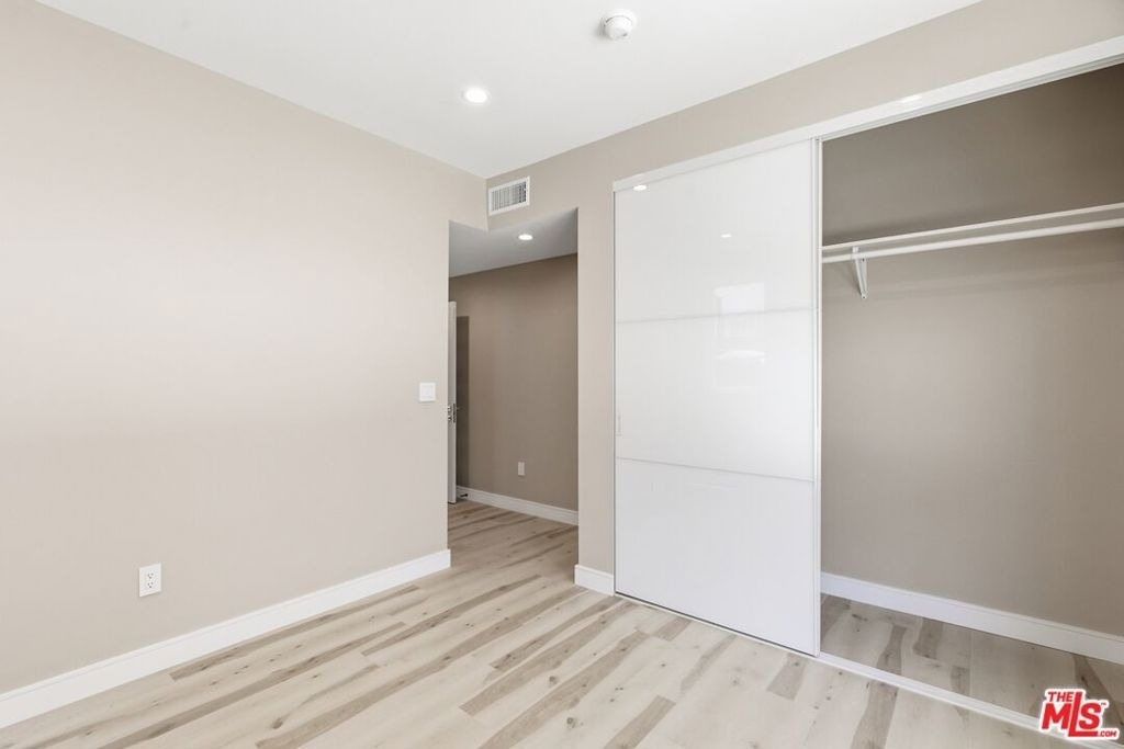 227 N Burlington Avenue - Photo 18