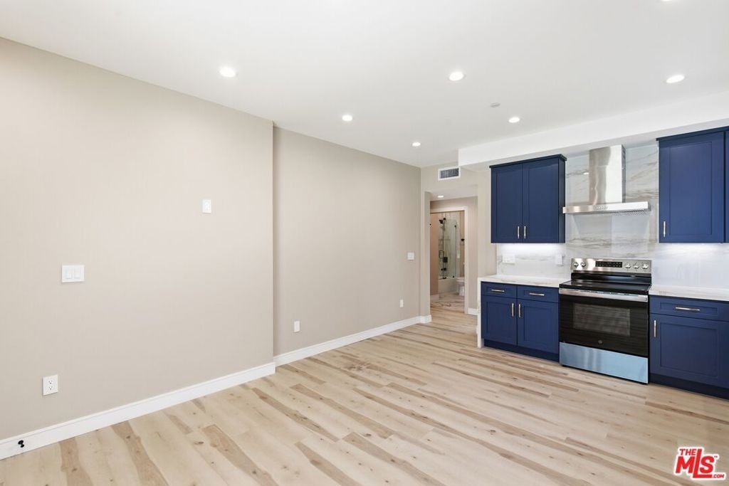 227 N Burlington Avenue - Photo 5